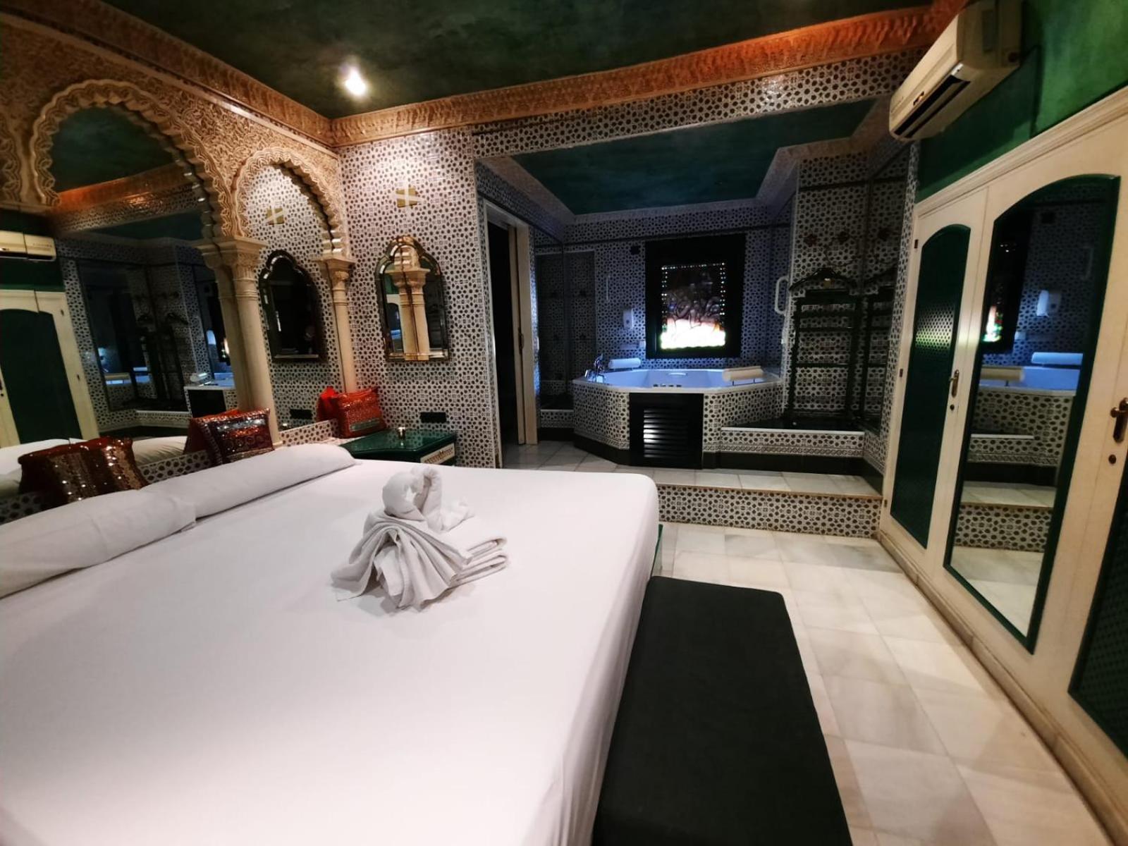 Hostal Avenida Andalucia - Solo Adultos — Photos 3